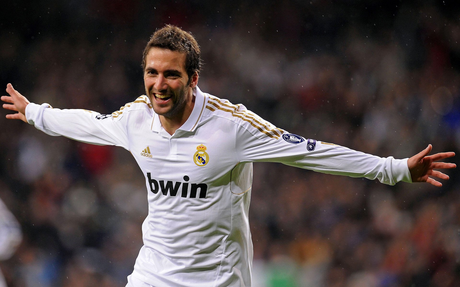 “高新体育中心篮球赛：全场沸腾，精彩绝伦”